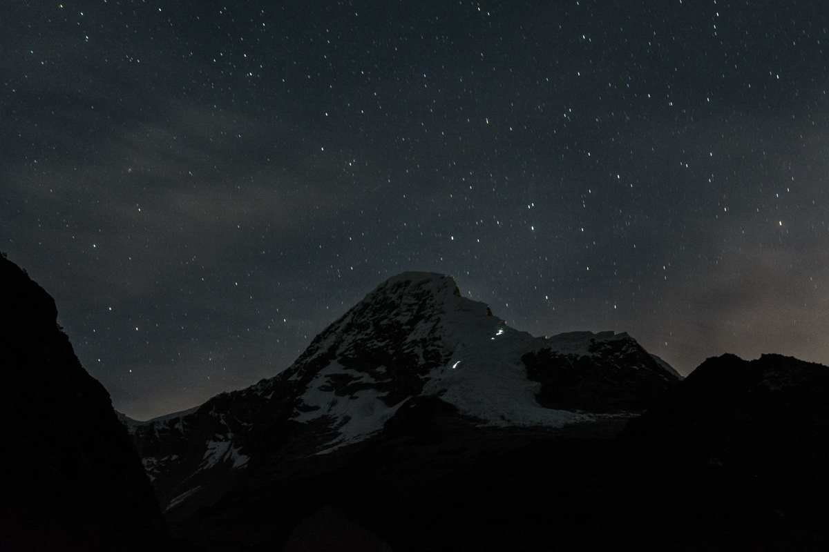 Equipe de alpinistas na escalada do Nevado Atesonraju. Vista do acampamento Taullipampa.