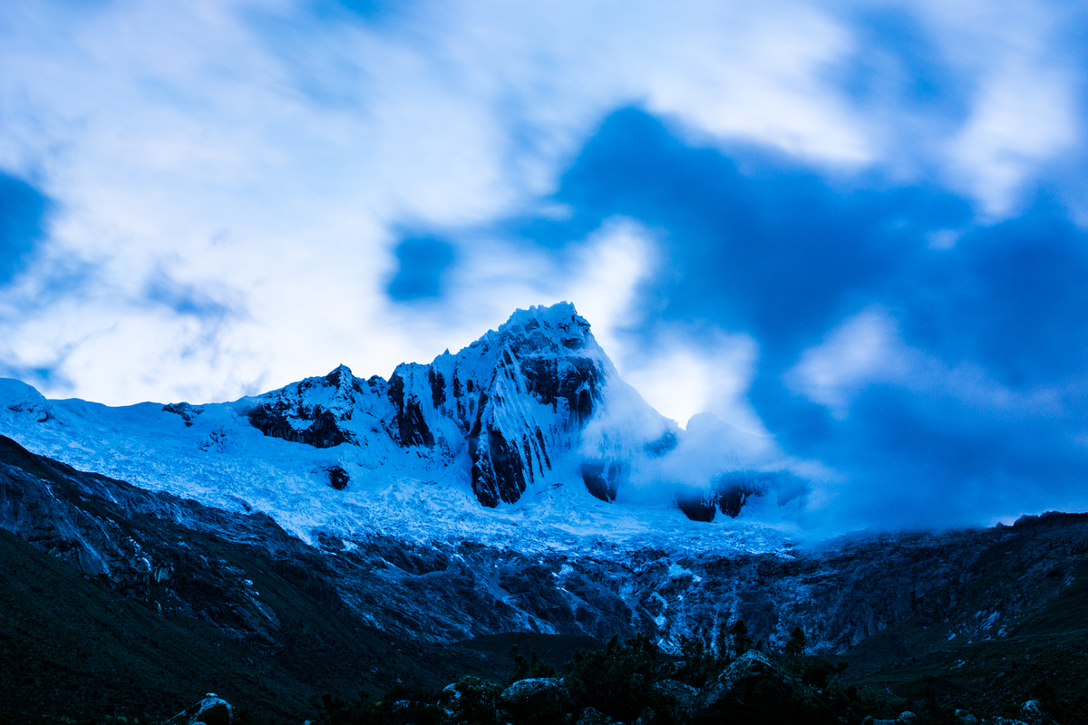 Amanhecer no acampamento Taullipampa com vista para o Nevado Tawlliraju. 