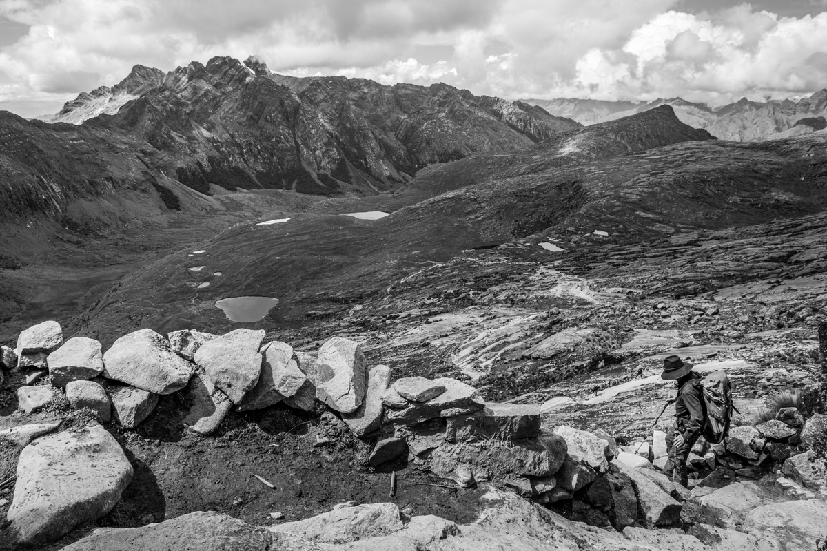 Vista após atravessar o Punta Union (4.750m), sentido acampamento Cachinapampa (3.710m).