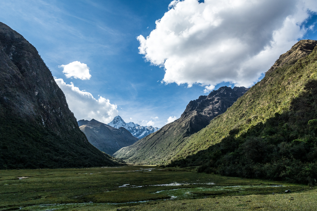 Vista do vale e dos pampas que atravessados em direção ao acampamento Cachinapampa. Ao fundo o Nevado Tawlliraju, próximo do Punta Union