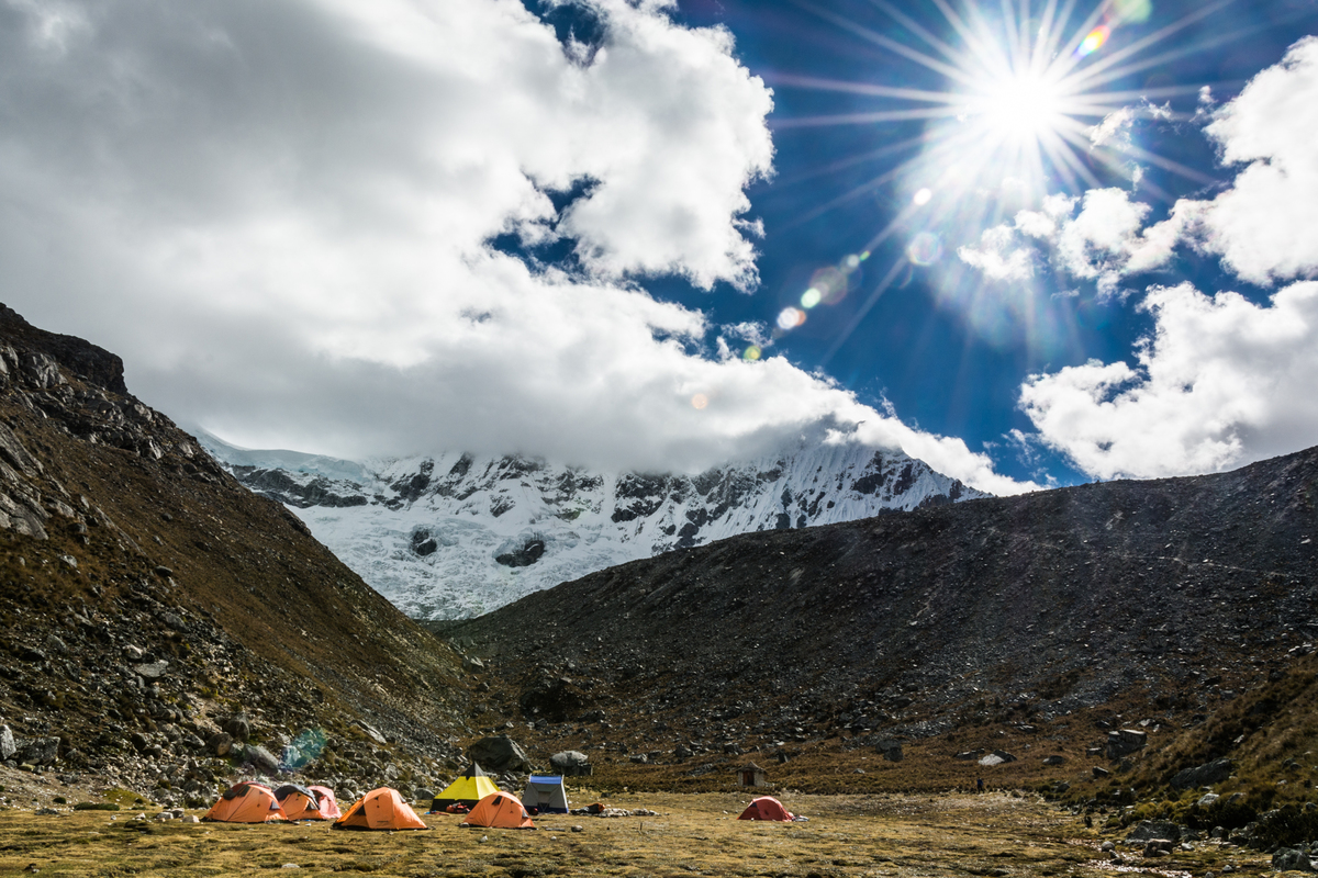 acampamento no campo base que dá acesso ao Nevado Pisco. Este refúgio fica a 4.680m de altitude. Ao fundo o Nevado Huandoy sob as nuves. 
