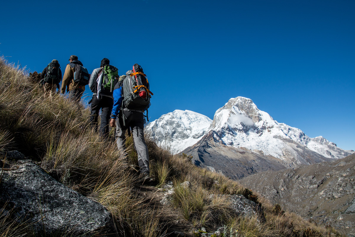 No dia seguinte da ascensão ao Pisco, iniciamos nosso retorno. Primeira parte era a travessia pelas morainas até a Laguna 69. No caminho, a vista privilegiada para os dois cumes do Nevado Huascaran.