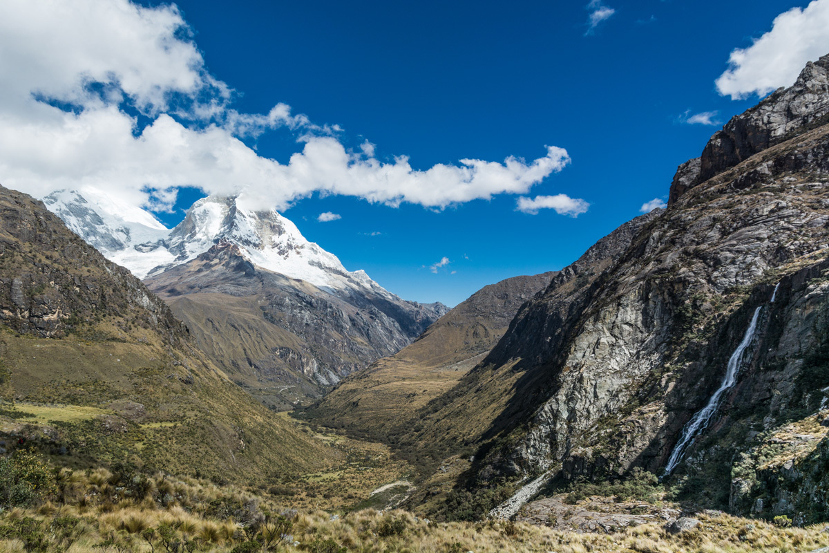 Último trecho de trekking depois de passar pela Laguna 69, mais algumas horas de caminhada com esta vista do Nevado Huascaran até a saída do parque, onde pegamos nossa condução de volta até Huaraz.