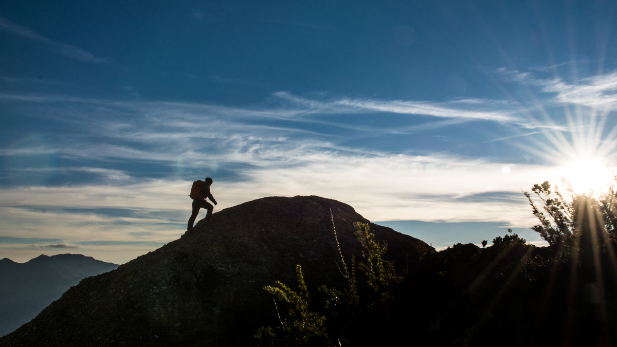 Atleta Edinho Ramon em caminhada na Pedra do Camelo, PNI