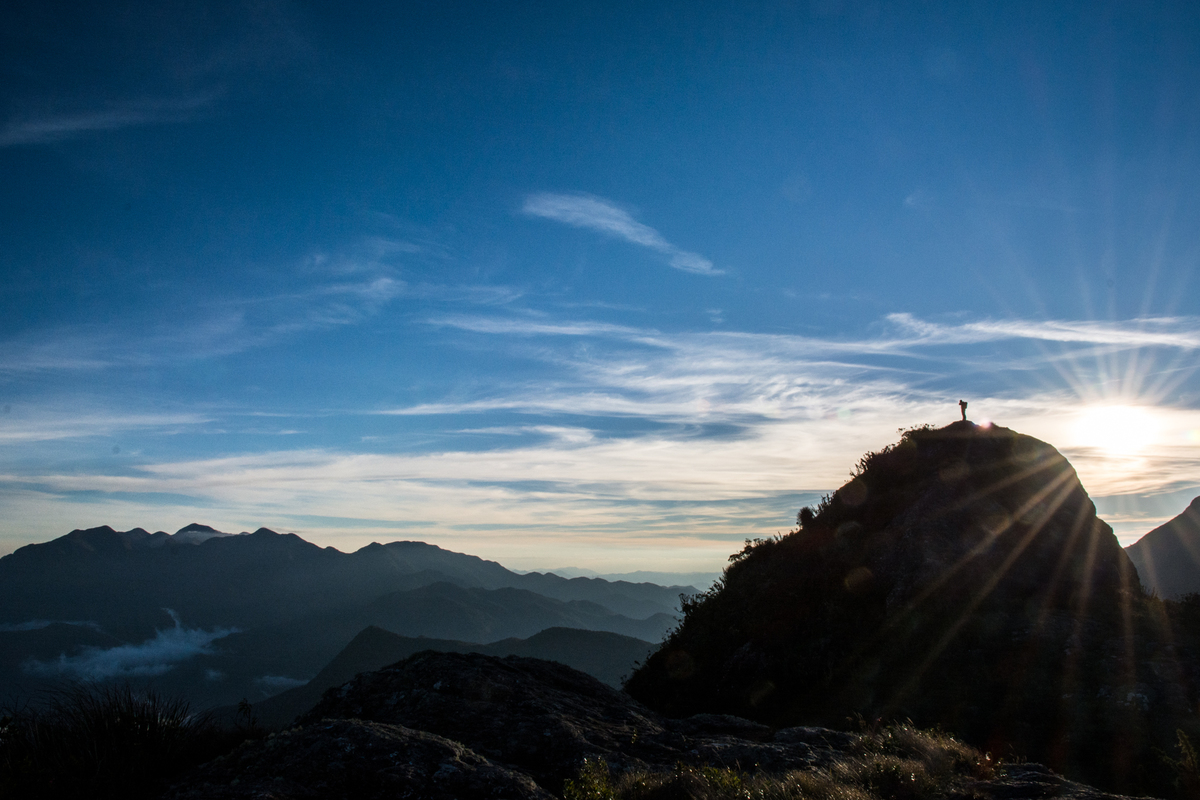 Atleta Edinho Ramon em caminhada na Pedra do Camelo, PNI