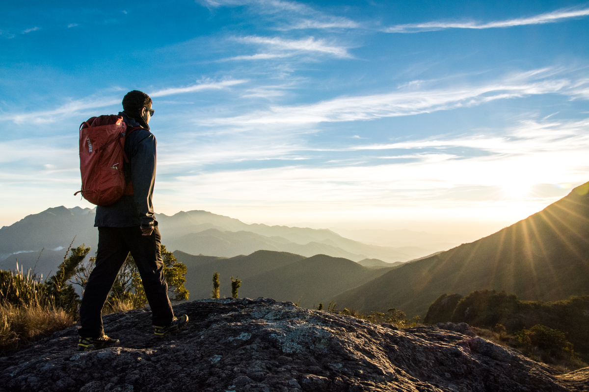 Atleta Edinho Ramon em caminhada na Pedra do Camelo, PNI