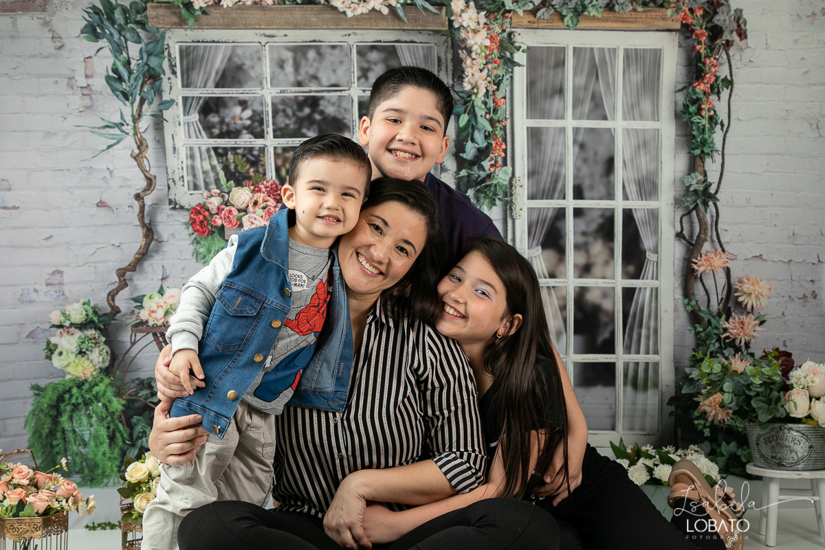 amor-de-mae-dia-das-maes-ensaio-fotografico-dia-das-maes-mamae-amor-mais-sublime-fotografia-de-mae-fundo-fotografico-dia-das-maes-ensaio-das-maes-dia-das-maes-2022-estudio-fotografico-em-barbacena-melhor-fotografa-de-barbacena-iluminacao-de-estudio-ilca