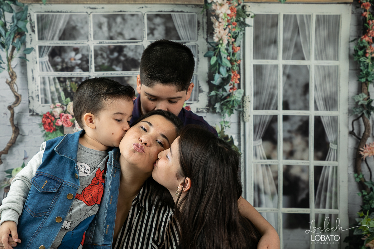 amor-de-mae-dia-das-maes-ensaio-fotografico-dia-das-maes-mamae-amor-mais-sublime-fotografia-de-mae-fundo-fotografico-dia-das-maes-ensaio-das-maes-dia-das-maes-2022-estudio-fotografico-em-barbacena-melhor-fotografa-de-barbacena-iluminacao-de-estudio-ilca