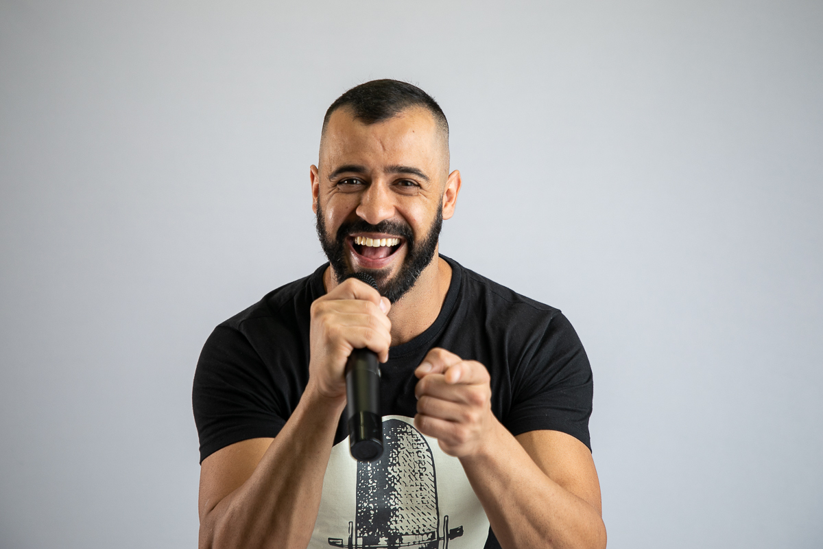 cantor-mineiro-cantor-sertanejo-em-barbacena-piseiro-moda-de-viola-boa-cantor-de-barzinho-barbacena-rafael-rivelli-show-de-piseiro-fotografia-profissional-de-cantor-musico-marketing-digital-de-cantor-fotografia-publicitaria-isabela-lobato-fotograria-mg