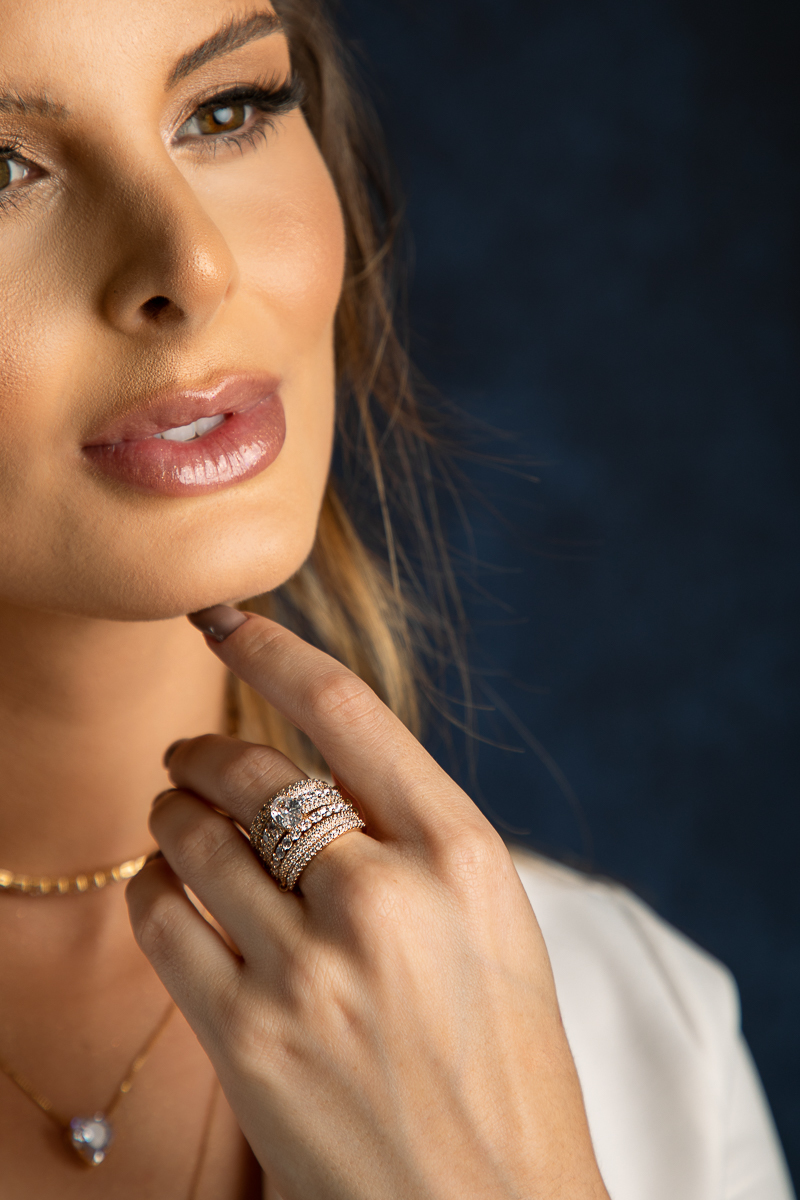 lara-campos-barbacena-essence-joias-sp-semi-joias-de-luxo-ouro-glamour-fotografia-publicitaria-ensaio-feminino -ensaio-estudio-luz-de-estudio-empoderamento-feminino-joias-de-luxo-semijoias-joalheria-luxo-são-paulo-barbacena-estudio-fotografico-em-barbacen