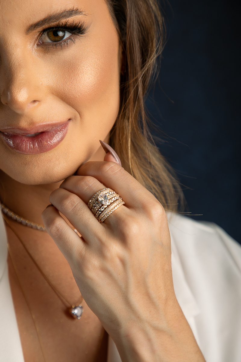 lara-campos-barbacena-essence-joias-sp-semi-joias-de-luxo-ouro-glamour-fotografia-publicitaria-ensaio-feminino -ensaio-estudio-luz-de-estudio-empoderamento-feminino-joias-de-luxo-semijoias-joalheria-luxo-são-paulo-barbacena-estudio-fotografico-em-barbacen