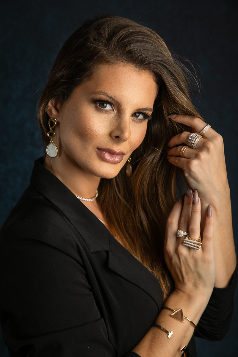 lara-campos-barbacena-essence-joias-sp-semi-joias-de-luxo-ouro-glamour-fotografia-publicitaria-ensaio-feminino -ensaio-estudio-luz-de-estudio-empoderamento-feminino-joias-de-luxo-semijoias-joalheria-luxo-são-paulo-barbacena-estudio-fotografico-em-barbacen