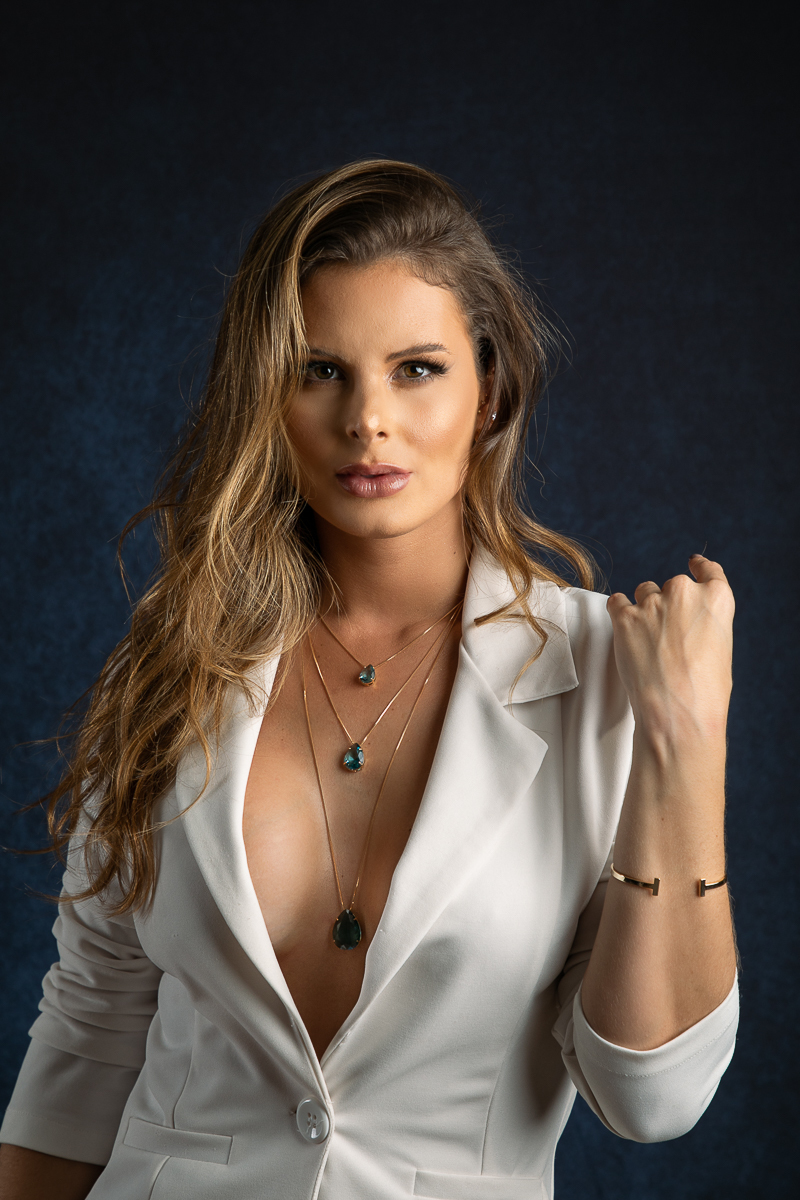 lara-campos-barbacena-essence-joias-sp-semi-joias-de-luxo-ouro-glamour-fotografia-publicitaria-ensaio-feminino -ensaio-estudio-luz-de-estudio-empoderamento-feminino-joias-de-luxo-semijoias-joalheria-luxo-são-paulo-barbacena-estudio-fotografico-em-barbacen