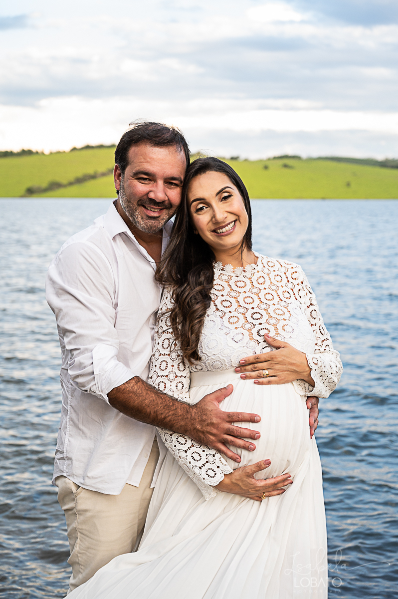 ensaio-gestante-externo-ensaio-gestante-represa-de-camargos-mg-vestido-de-gestante-mae-de-tres-fotografa-especializada-em-gestante-em-mg-condominio-balneario-riviera-rancho-em-camargos-melhor-fotografo-em-barbacena-isabela-lobato-fotografia-estudio-fotos