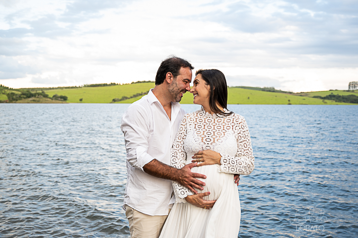 ensaio-gestante-externo-ensaio-gestante-represa-de-camargos-mg-vestido-de-gestante-mae-de-tres-fotografa-especializada-em-gestante-em-mg-condominio-balneario-riviera-rancho-em-camargos-melhor-fotografo-em-barbacena-isabela-lobato-fotografia-estudio-fotos