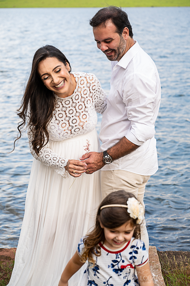 ensaio-gestante-externo-ensaio-gestante-represa-de-camargos-mg-vestido-de-gestante-mae-de-tres-fotografa-especializada-em-gestante-em-mg-condominio-balneario-riviera-rancho-em-camargos-melhor-fotografo-em-barbacena-isabela-lobato-fotografia-estudio-fotos