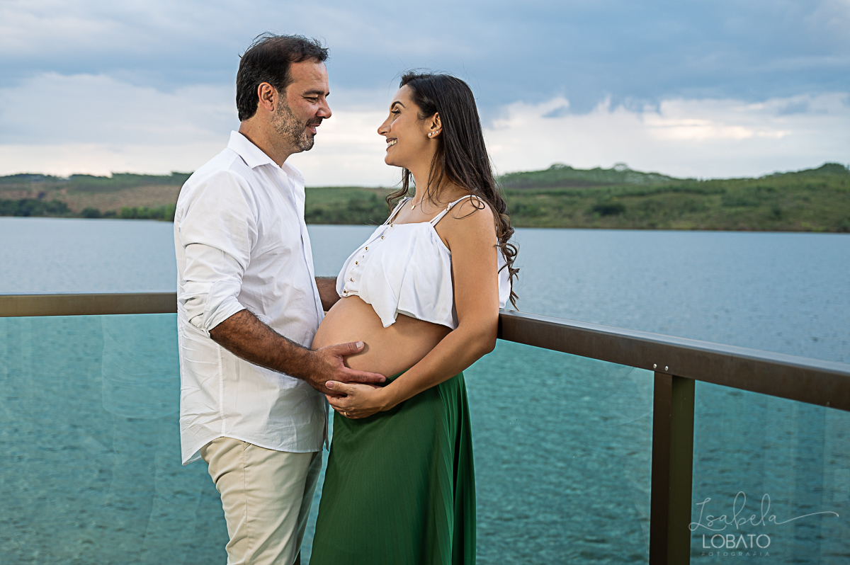 ensaio-gestante-externo-ensaio-gestante-represa-de-camargos-mg-vestido-de-gestante-mae-de-tres-fotografa-especializada-em-gestante-em-mg-condominio-balneario-riviera-rancho-em-camargos-melhor-fotografo-em-barbacena-isabela-lobato-fotografia-estudio-fotos