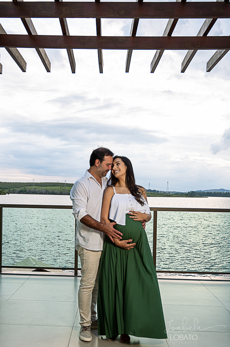 ensaio-gestante-externo-ensaio-gestante-represa-de-camargos-mg-vestido-de-gestante-mae-de-tres-fotografa-especializada-em-gestante-em-mg-condominio-balneario-riviera-rancho-em-camargos-melhor-fotografo-em-barbacena-isabela-lobato-fotografia-estudio-fotos