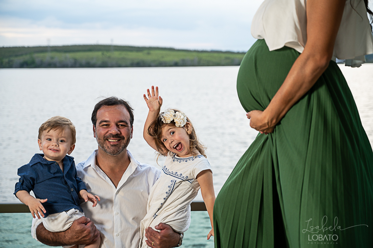 ensaio-gestante-externo-ensaio-gestante-represa-de-camargos-mg-vestido-de-gestante-mae-de-tres-fotografa-especializada-em-gestante-em-mg-condominio-balneario-riviera-rancho-em-camargos-melhor-fotografo-em-barbacena-isabela-lobato-fotografia-estudio-fotos