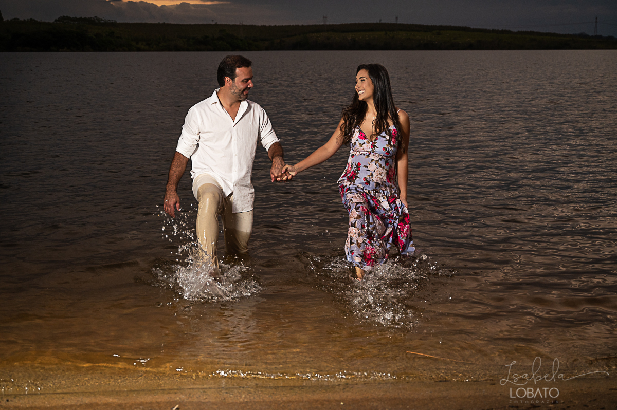 ensaio-gestante-externo-ensaio-gestante-represa-de-camargos-mg-vestido-de-gestante-mae-de-tres-fotografa-especializada-em-gestante-em-mg-condominio-balneario-riviera-rancho-em-camargos-melhor-fotografo-em-barbacena-isabela-lobato-fotografia-estudio-fotos