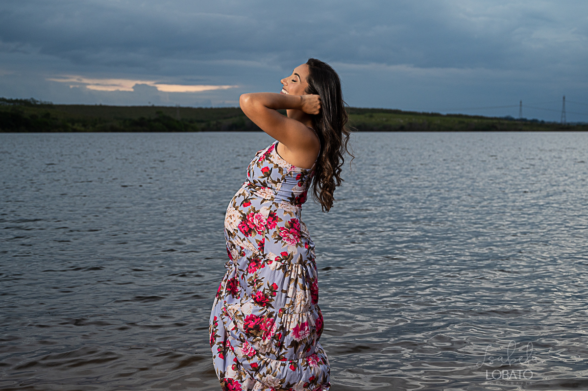 ensaio-gestante-externo-ensaio-gestante-represa-de-camargos-mg-vestido-de-gestante-mae-de-tres-fotografa-especializada-em-gestante-em-mg-condominio-balneario-riviera-rancho-em-camargos-melhor-fotografo-em-barbacena-isabela-lobato-fotografia-estudio-fotos