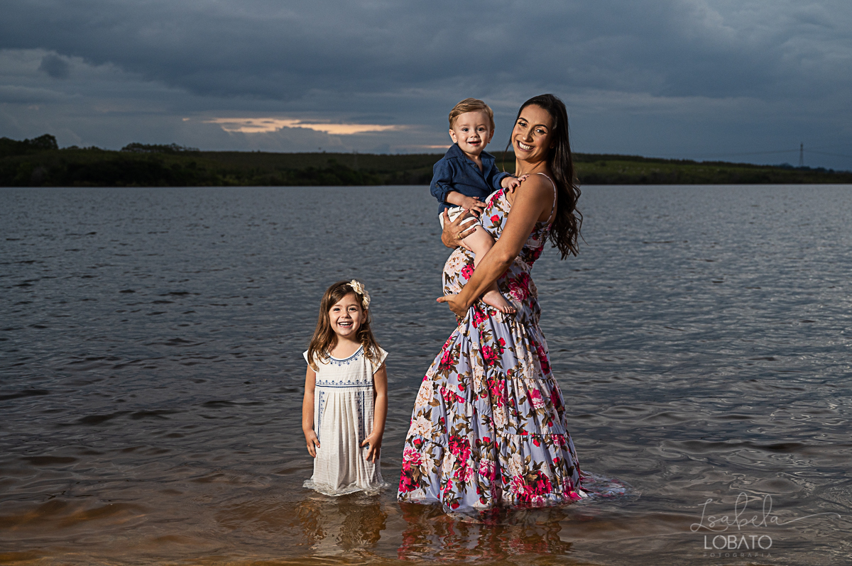 ensaio-gestante-externo-ensaio-gestante-represa-de-camargos-mg-vestido-de-gestante-mae-de-tres-fotografa-especializada-em-gestante-em-mg-condominio-balneario-riviera-rancho-em-camargos-melhor-fotografo-em-barbacena-isabela-lobato-fotografia-estudio-fotos