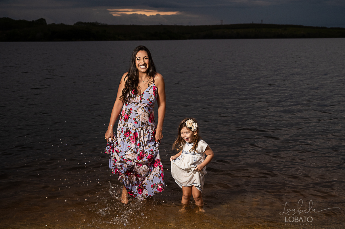 ensaio-gestante-externo-ensaio-gestante-represa-de-camargos-mg-vestido-de-gestante-mae-de-tres-fotografa-especializada-em-gestante-em-mg-condominio-balneario-riviera-rancho-em-camargos-melhor-fotografo-em-barbacena-isabela-lobato-fotografia-estudio-fotos