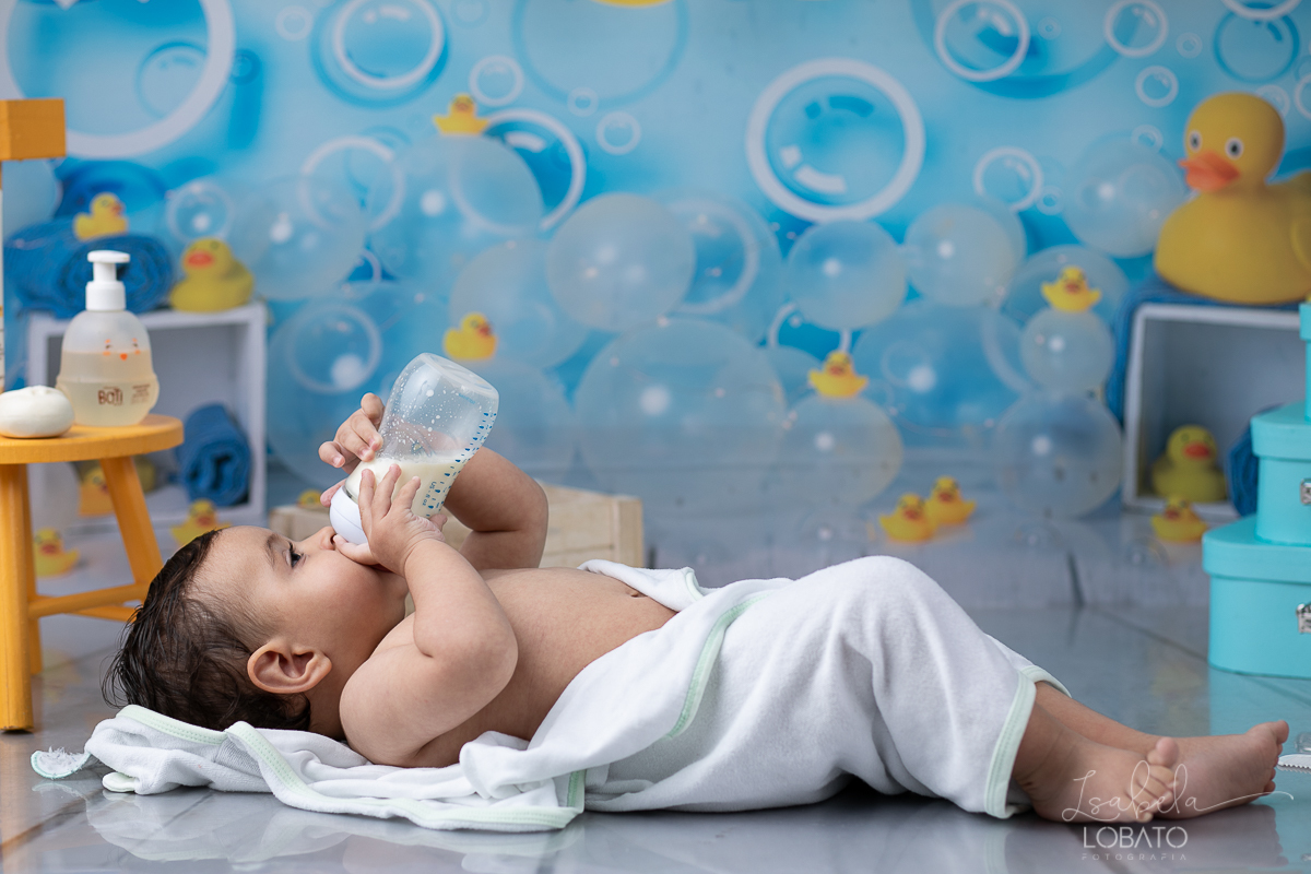 a-hora-do-banho-ensaio-fotografico-splash-baby-fundo-fotografico-de-patinho-amarelinho-bolha-de-sabao-boticario-boti-baby-livro-de-banho-do-bebe-fotografa-especilizada-em-bebes-estudio-isabela-lobato-fotografia-mamadeira-avent-petala-philips-formula-nan