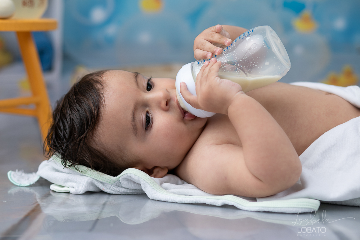 a-hora-do-banho-ensaio-fotografico-splash-baby-fundo-fotografico-de-patinho-amarelinho-bolha-de-sabao-boticario-boti-baby-livro-de-banho-do-bebe-fotografa-especilizada-em-bebes-estudio-isabela-lobato-fotografia-mamadeira-avent-petala-philips-formula-nan