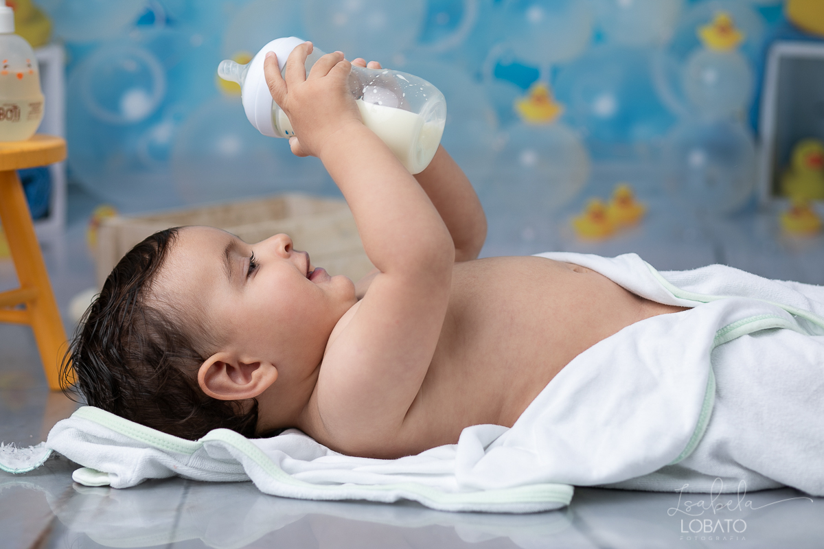 a-hora-do-banho-ensaio-fotografico-splash-baby-fundo-fotografico-de-patinho-amarelinho-bolha-de-sabao-boticario-boti-baby-livro-de-banho-do-bebe-fotografa-especilizada-em-bebes-estudio-isabela-lobato-fotografia-mamadeira-avent-petala-philips-formula-nan
