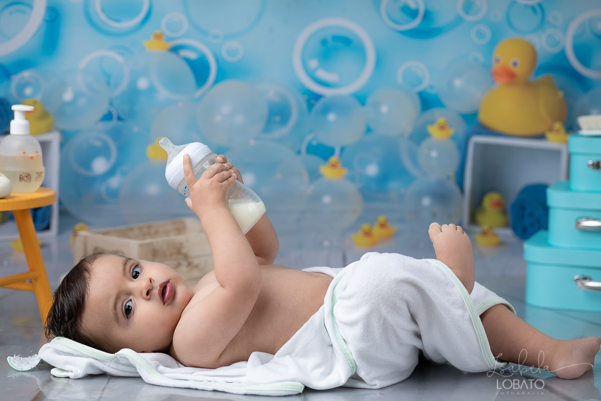 a-hora-do-banho-ensaio-fotografico-splash-baby-fundo-fotografico-de-patinho-amarelinho-bolha-de-sabao-boticario-boti-baby-livro-de-banho-do-bebe-fotografa-especilizada-em-bebes-estudio-isabela-lobato-fotografia-mamadeira-avent-petala-philips-formula-nan