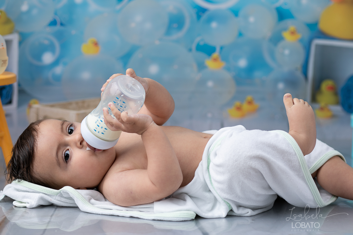 a-hora-do-banho-ensaio-fotografico-splash-baby-fundo-fotografico-de-patinho-amarelinho-bolha-de-sabao-boticario-boti-baby-livro-de-banho-do-bebe-fotografa-especilizada-em-bebes-estudio-isabela-lobato-fotografia-mamadeira-avent-petala-philips-formula-nan