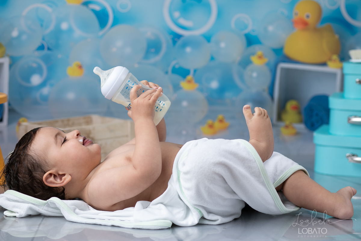 a-hora-do-banho-ensaio-fotografico-splash-baby-fundo-fotografico-de-patinho-amarelinho-bolha-de-sabao-boticario-boti-baby-livro-de-banho-do-bebe-fotografa-especilizada-em-bebes-estudio-isabela-lobato-fotografia-mamadeira-avent-petala-philips-formula-nan