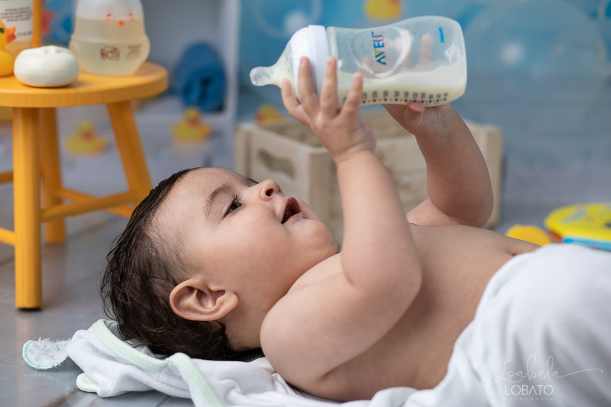 a-hora-do-banho-ensaio-fotografico-splash-baby-fundo-fotografico-de-patinho-amarelinho-bolha-de-sabao-boticario-boti-baby-livro-de-banho-do-bebe-fotografa-especilizada-em-bebes-estudio-isabela-lobato-fotografia-mamadeira-avent-petala-philips-formula-nan