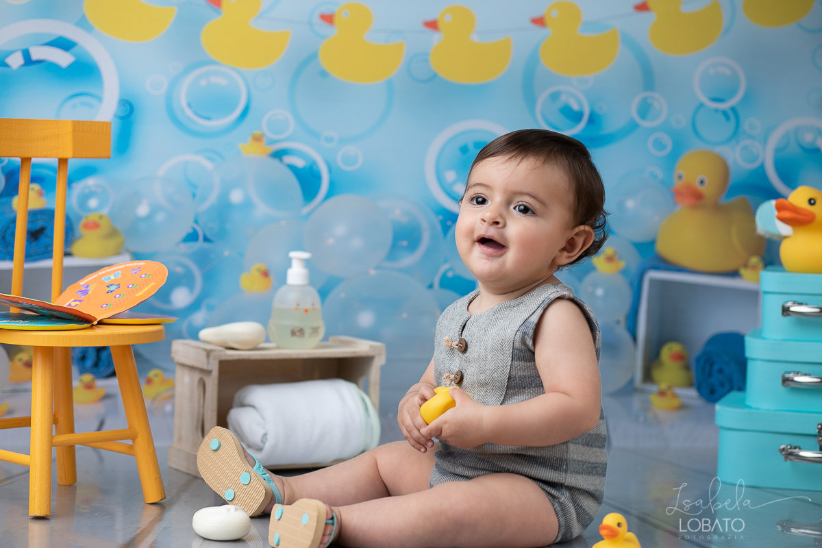 a-hora-do-banho-ensaio-fotografico-splash-baby-fundo-fotografico-de-patinho-amarelinho-bolha-de-sabao-boticario-boti-baby-livro-de-banho-do-bebe-fotografa-especilizada-em-bebes-estudio-fotografico-em-barbacena-isabela-lobato-fotografia