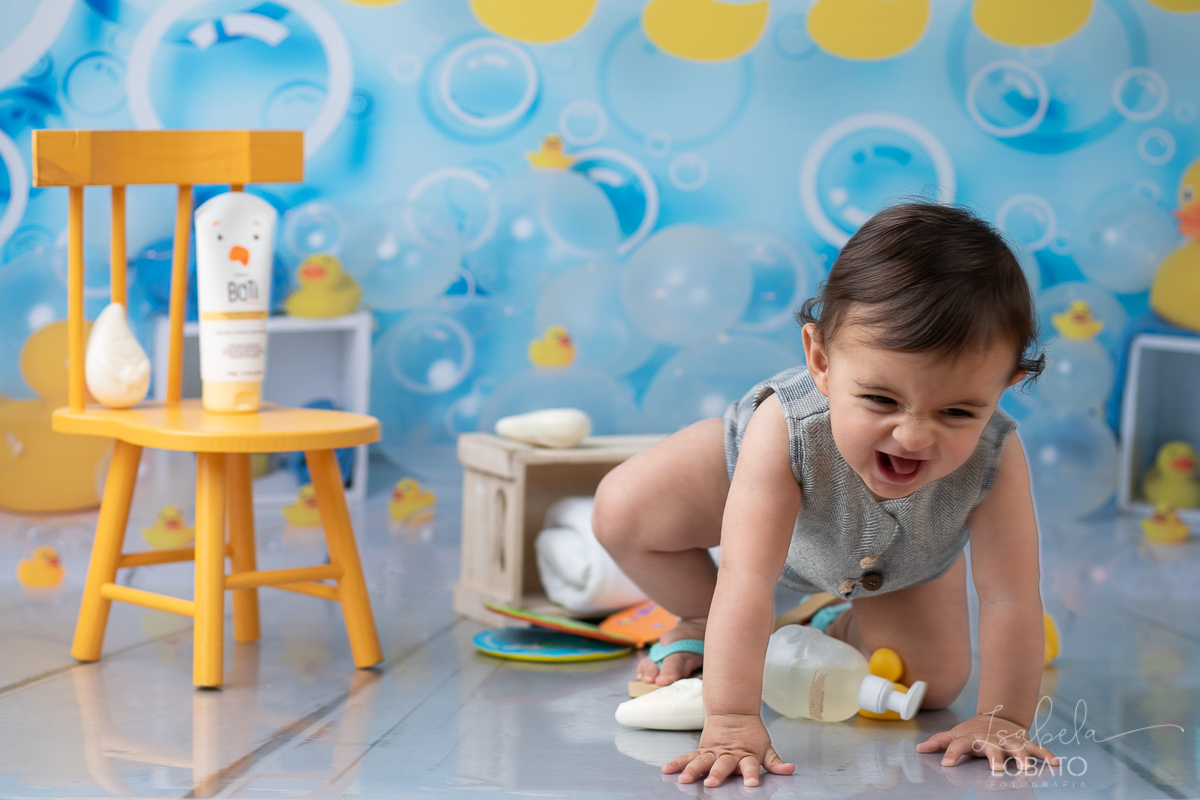 a-hora-do-banho-ensaio-fotografico-splash-baby-fundo-fotografico-de-patinho-amarelinho-bolha-de-sabao-boticario-boti-baby-livro-de-banho-do-bebe-fotografa-especilizada-em-bebes-estudio-fotografico-em-barbacena-isabela-lobato-fotografia