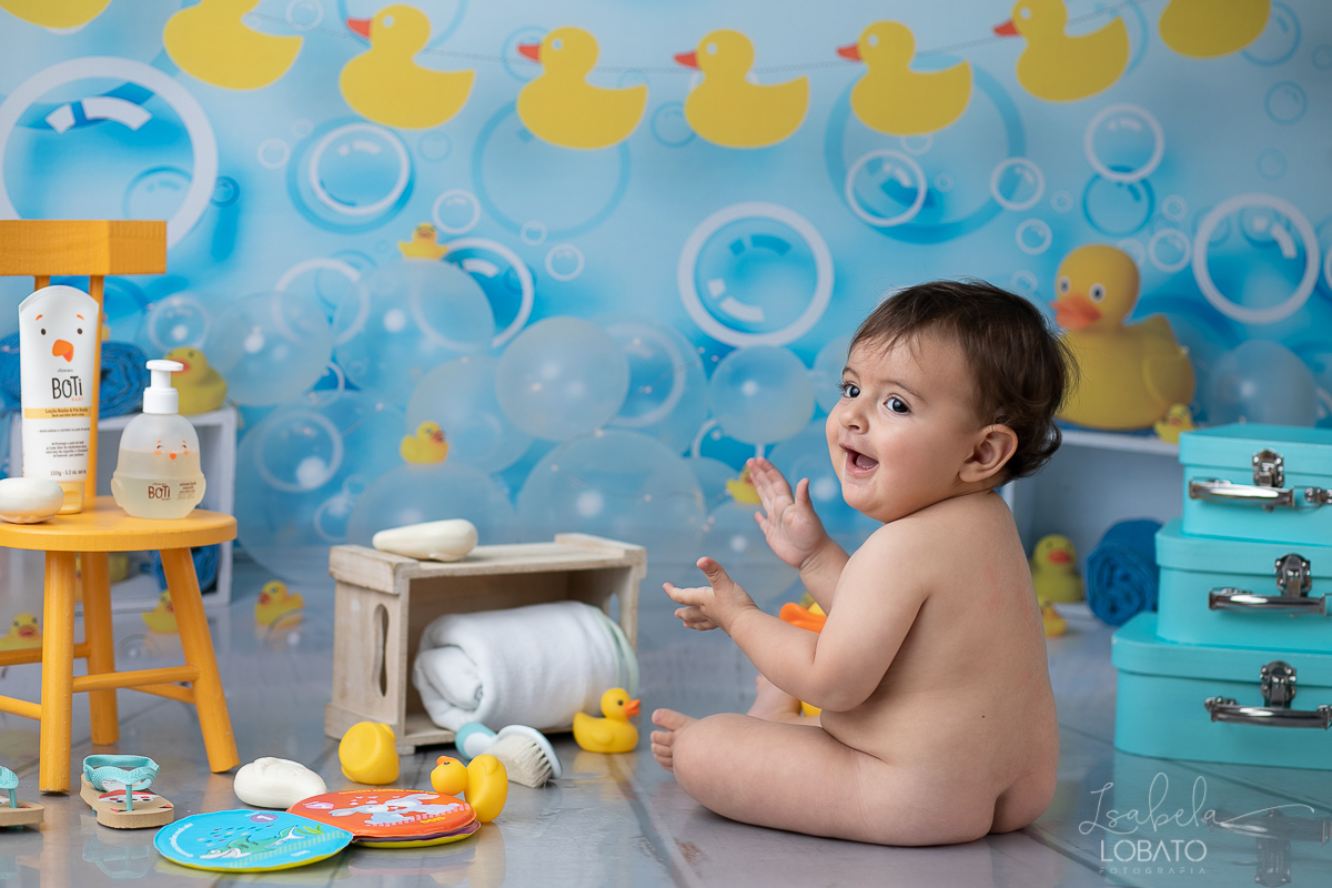 a-hora-do-banho-ensaio-fotografico-splash-baby-fundo-fotografico-de-patinho-amarelinho-bolha-de-sabao-boticario-boti-baby-livro-de-banho-do-bebe-fotografa-especilizada-em-bebes-estudio-fotografico-em-barbacena-isabela-lobato-fotografia
