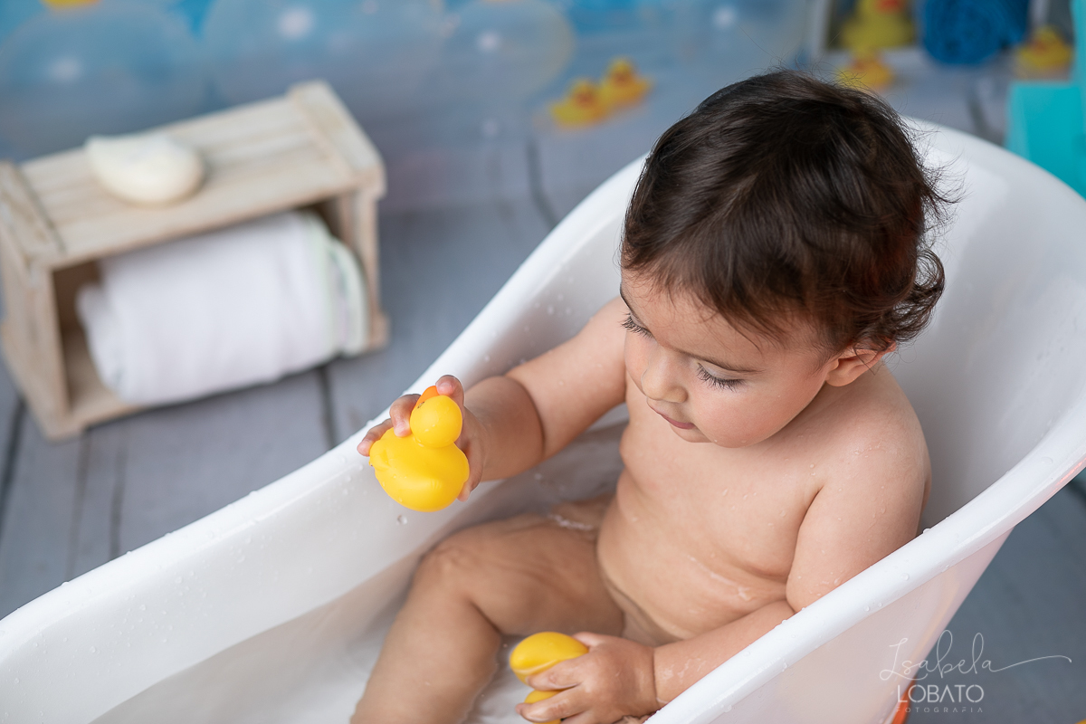 a-hora-do-banho-ensaio-fotografico-splash-baby-fundo-fotografico-de-patinho-amarelinho-bolha-de-sabao-boticario-boti-baby-livro-de-banho-do-bebe-fotografa-especilizada-em-bebes-estudio-fotografico-em-barbacena-isabela-lobato-fotografia