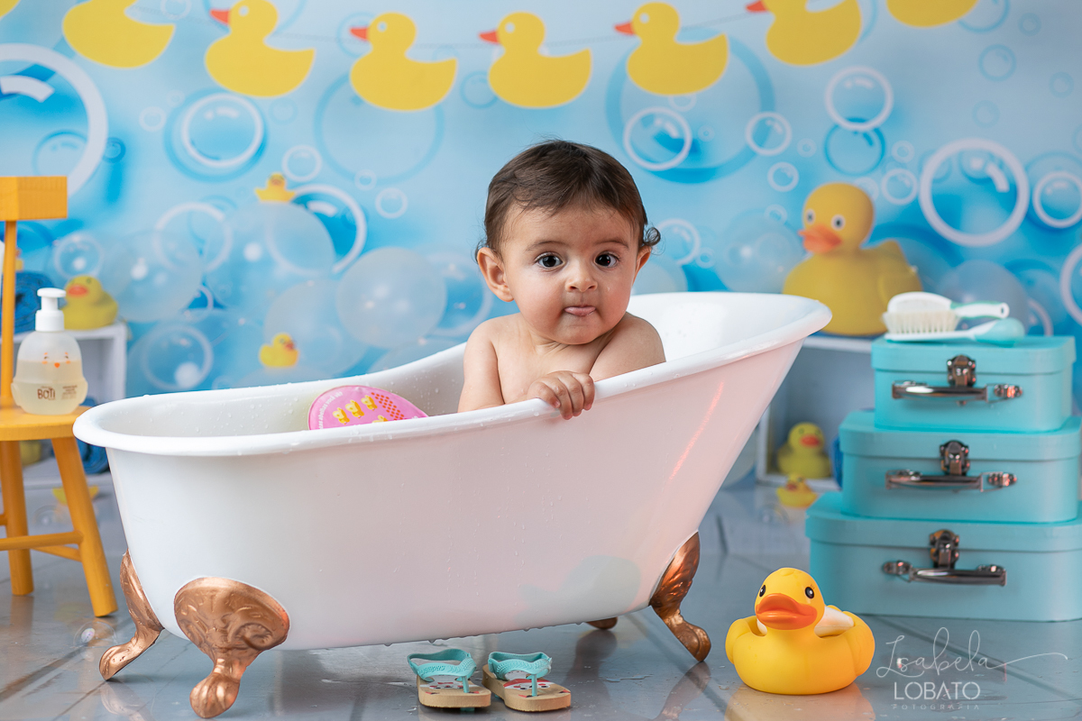 a-hora-do-banho-ensaio-fotografico-splash-baby-fundo-fotografico-de-patinho-amarelinho-bolha-de-sabao-boticario-boti-baby-livro-de-banho-do-bebe-fotografa-especilizada-em-bebes-estudio-fotografico-em-barbacena-isabela-lobato-fotografia