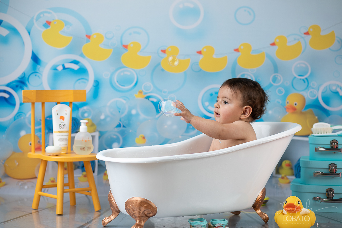 a-hora-do-banho-ensaio-fotografico-splash-baby-fundo-fotografico-de-patinho-amarelinho-bolha-de-sabao-boticario-boti-baby-livro-de-banho-do-bebe-fotografa-especilizada-em-bebes-estudio-fotografico-em-barbacena-isabela-lobato-fotografia
