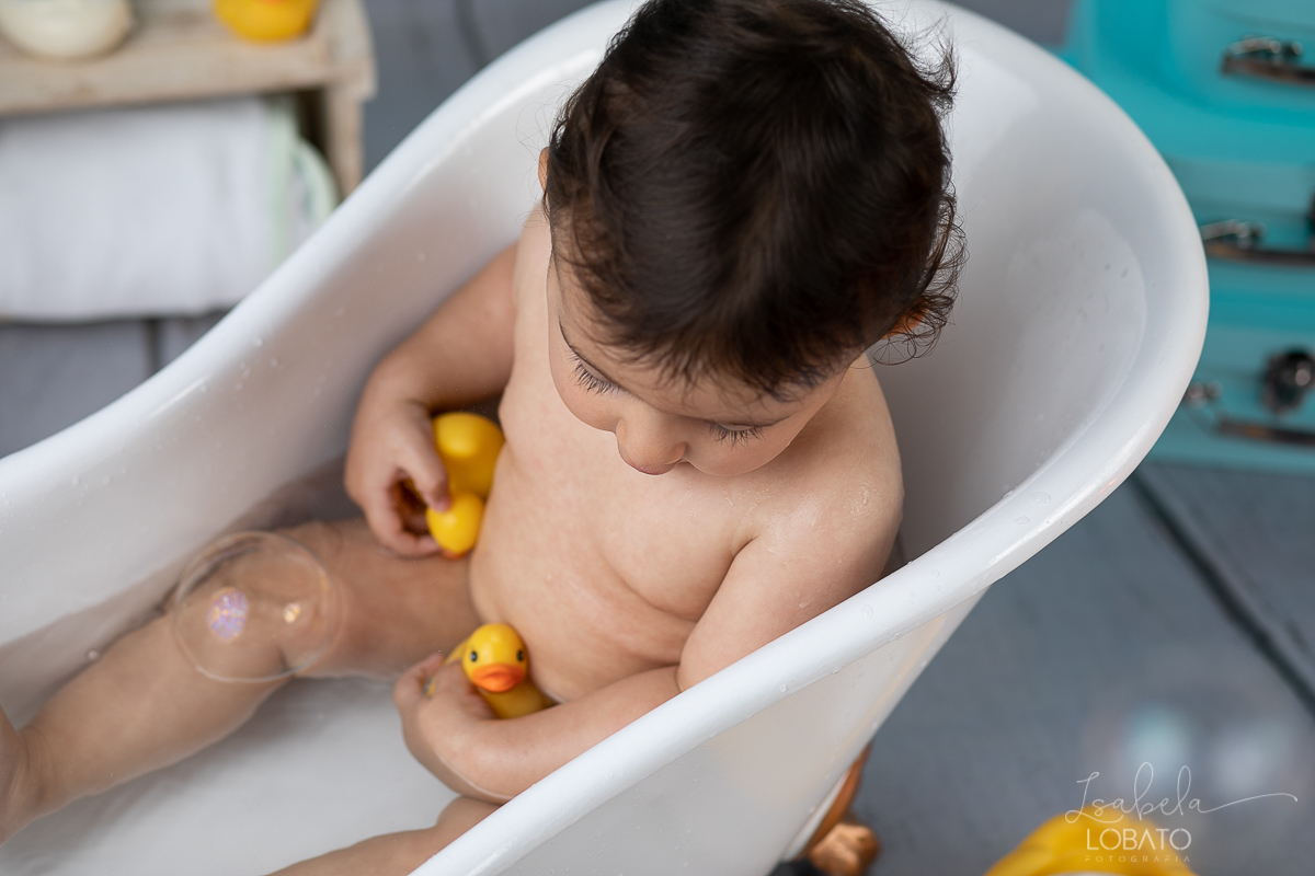 a-hora-do-banho-ensaio-fotografico-splash-baby-fundo-fotografico-de-patinho-amarelinho-bolha-de-sabao-boticario-boti-baby-livro-de-banho-do-bebe-fotografa-especilizada-em-bebes-estudio-fotografico-em-barbacena-isabela-lobato-fotografia