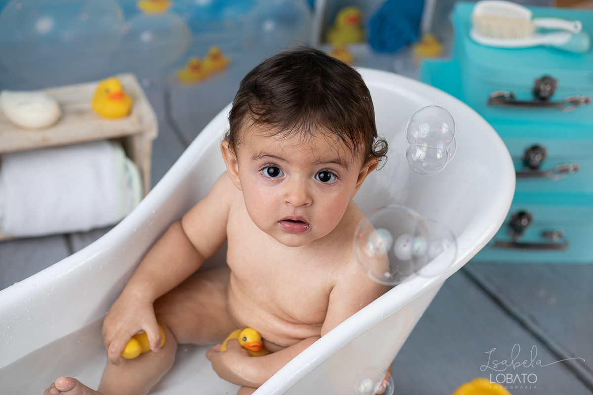 a-hora-do-banho-ensaio-fotografico-splash-baby-fundo-fotografico-de-patinho-amarelinho-bolha-de-sabao-boticario-boti-baby-livro-de-banho-do-bebe-fotografa-especilizada-em-bebes-estudio-fotografico-em-barbacena-isabela-lobato-fotografia