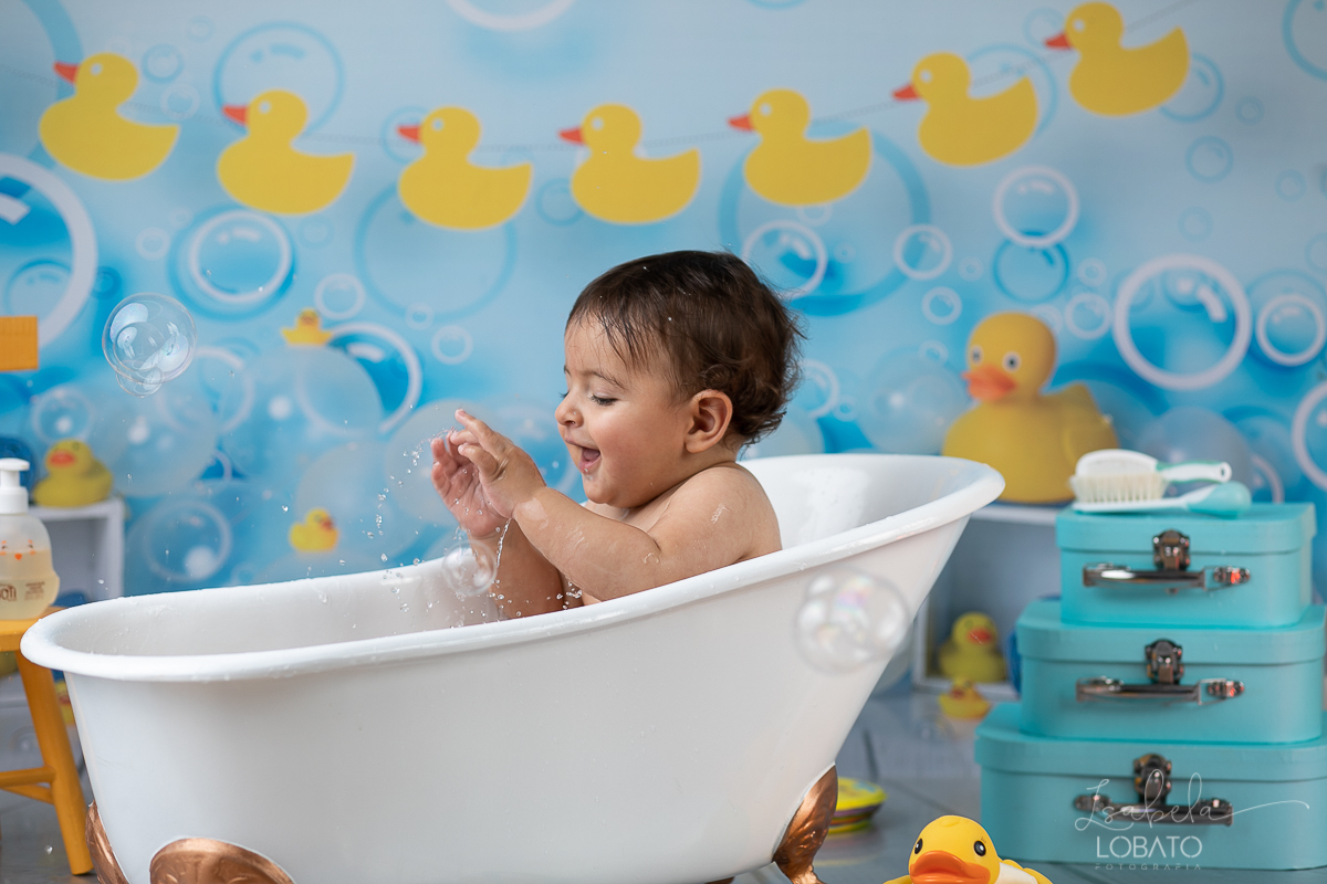 a-hora-do-banho-ensaio-fotografico-splash-baby-fundo-fotografico-de-patinho-amarelinho-bolha-de-sabao-boticario-boti-baby-livro-de-banho-do-bebe-fotografa-especilizada-em-bebes-estudio-fotografico-em-barbacena-isabela-lobato-fotografia