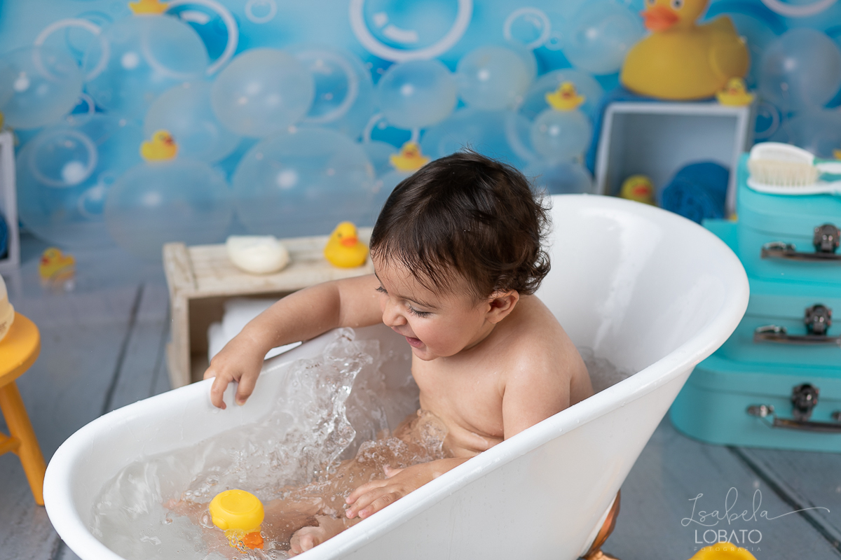 a-hora-do-banho-ensaio-fotografico-splash-baby-fundo-fotografico-de-patinho-amarelinho-bolha-de-sabao-boticario-boti-baby-livro-de-banho-do-bebe-fotografa-especilizada-em-bebes-estudio-fotografico-em-barbacena-isabela-lobato-fotografia