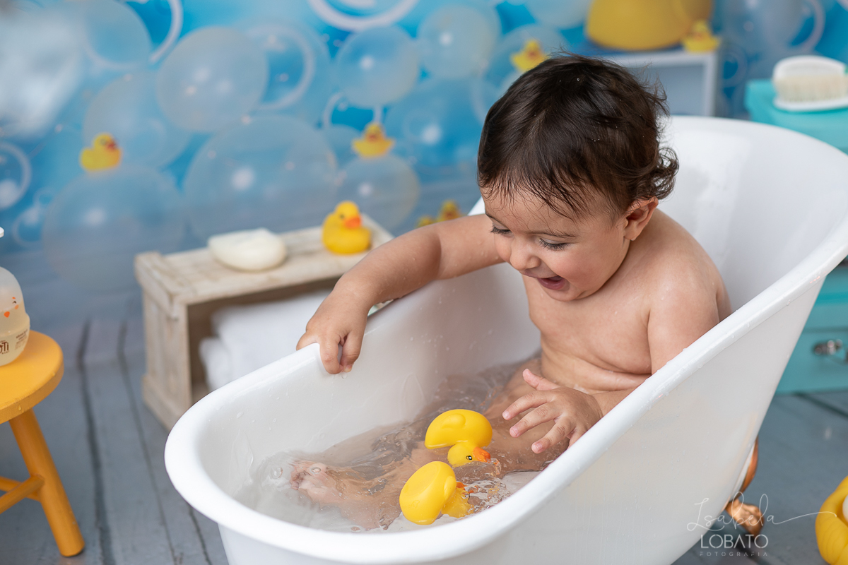 a-hora-do-banho-ensaio-fotografico-splash-baby-fundo-fotografico-de-patinho-amarelinho-bolha-de-sabao-boticario-boti-baby-livro-de-banho-do-bebe-fotografa-especilizada-em-bebes-estudio-fotografico-em-barbacena-isabela-lobato-fotografia