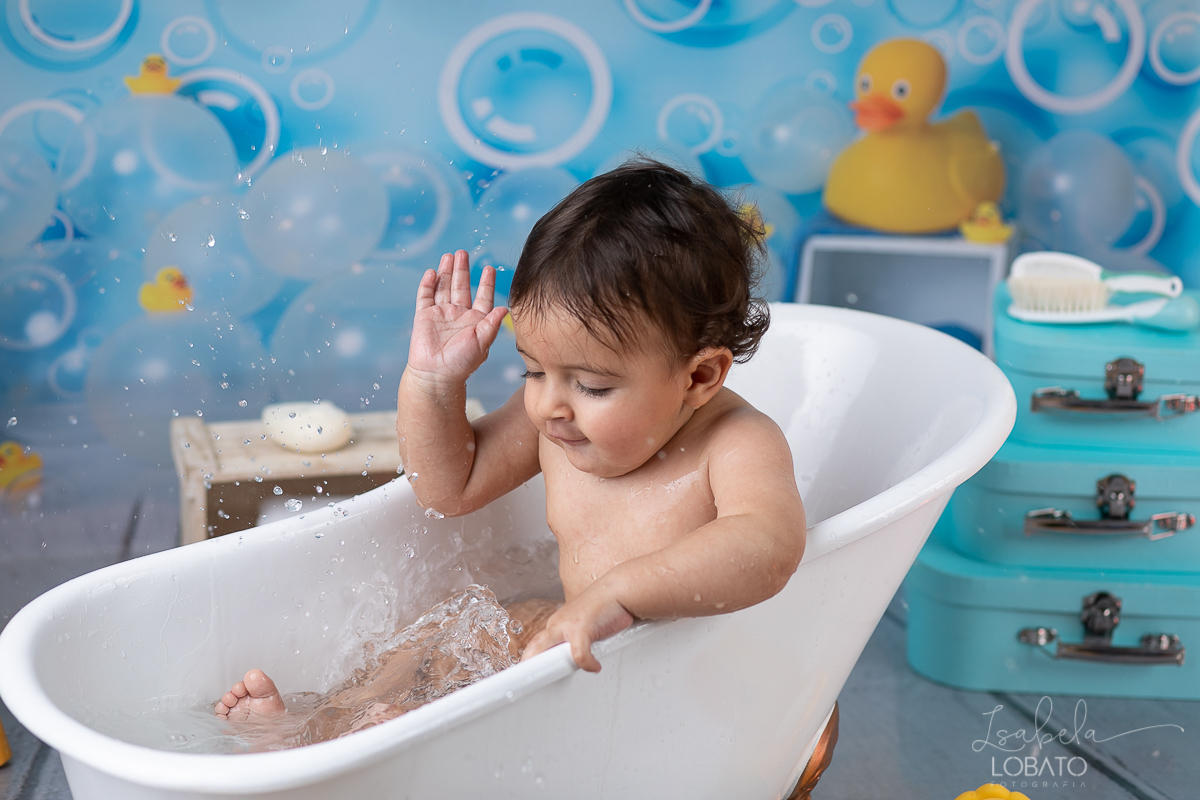 a-hora-do-banho-ensaio-fotografico-splash-baby-fundo-fotografico-de-patinho-amarelinho-bolha-de-sabao-boticario-boti-baby-livro-de-banho-do-bebe-fotografa-especilizada-em-bebes-estudio-fotografico-em-barbacena-isabela-lobato-fotografia