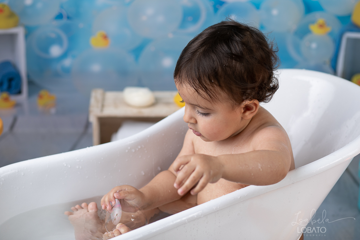 a-hora-do-banho-ensaio-fotografico-splash-baby-fundo-fotografico-de-patinho-amarelinho-bolha-de-sabao-boticario-boti-baby-livro-de-banho-do-bebe-fotografa-especilizada-em-bebes-estudio-fotografico-em-barbacena-isabela-lobato-fotografia