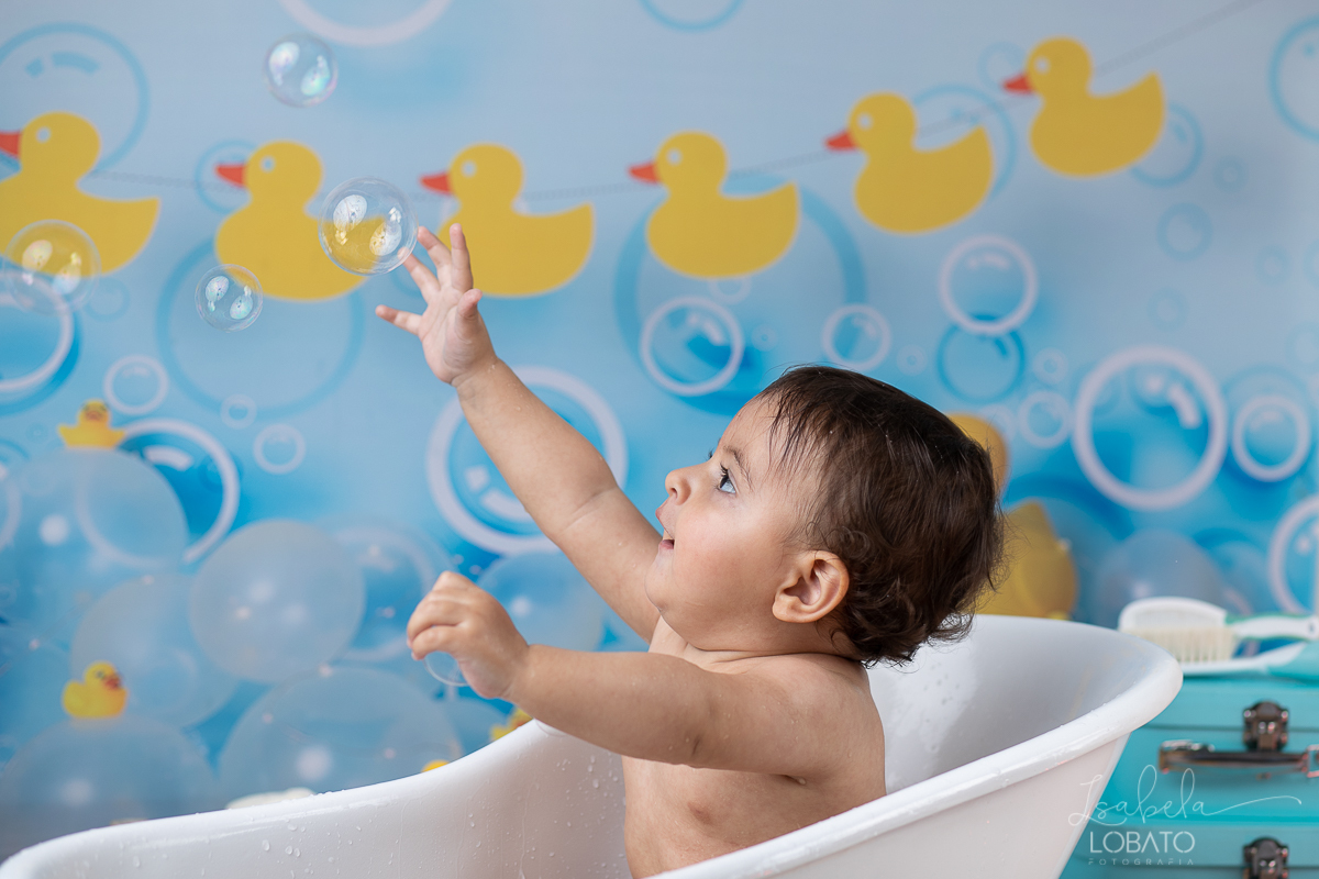 a-hora-do-banho-ensaio-fotografico-splash-baby-fundo-fotografico-de-patinho-amarelinho-bolha-de-sabao-boticario-boti-baby-livro-de-banho-do-bebe-fotografa-especilizada-em-bebes-estudio-fotografico-em-barbacena-isabela-lobato-fotografia