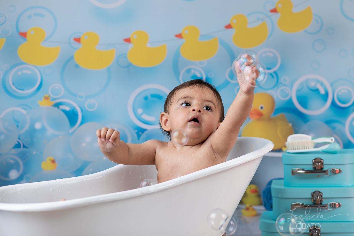 a-hora-do-banho-ensaio-fotografico-splash-baby-fundo-fotografico-de-patinho-amarelinho-bolha-de-sabao-boticario-boti-baby-livro-de-banho-do-bebe-fotografa-especilizada-em-bebes-estudio-fotografico-em-barbacena-isabela-lobato-fotografia