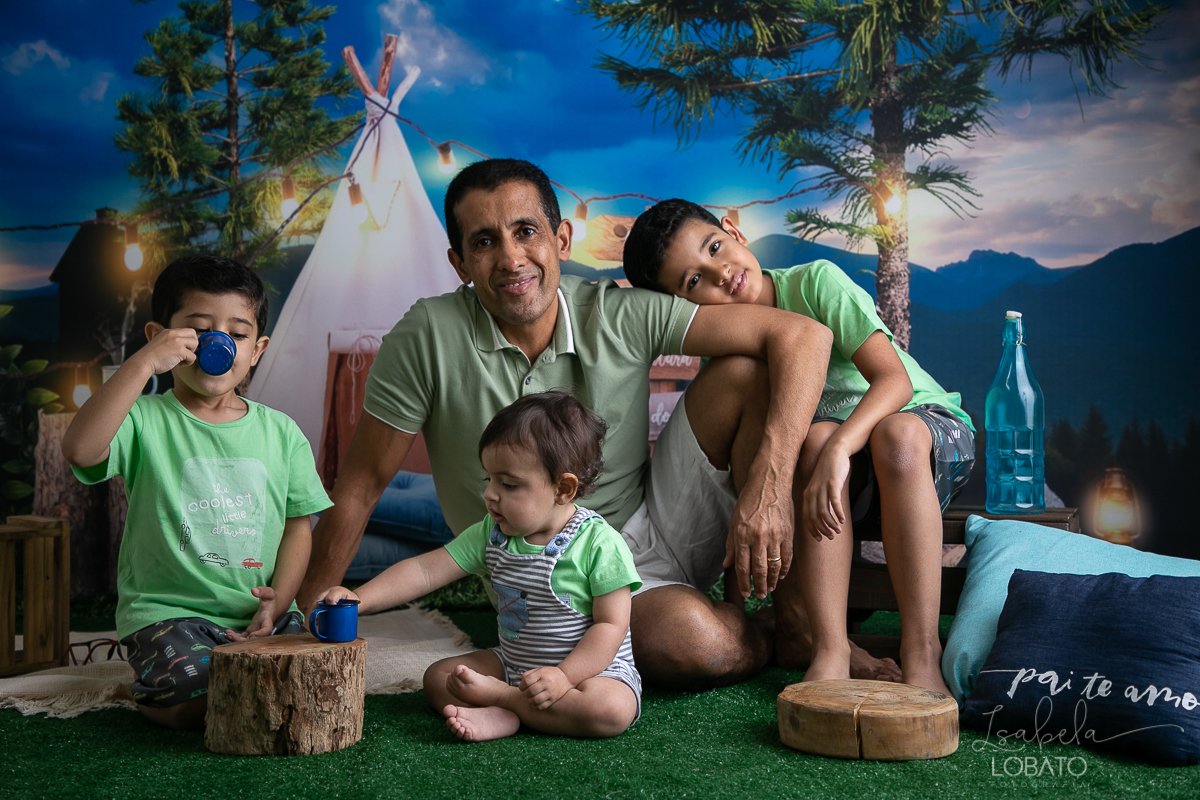 ensaio-fotografico-dia-dos-pais-2022-fundo-fotografico-dia-dos-pais-ideia-de-cenario-para-o-dia-dos-pais-mini-sessao-fotografica-dia-dos-pais-fotografia-de-crianca-em-estudio-acampamento-com-o-papai-presente-dia-dos-pais-isabela-lobato-fotografia